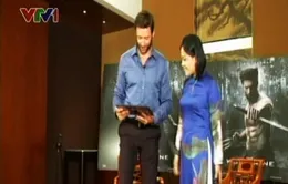 Phóng viên VTV tặng tranh Tràng An cho Người Sói